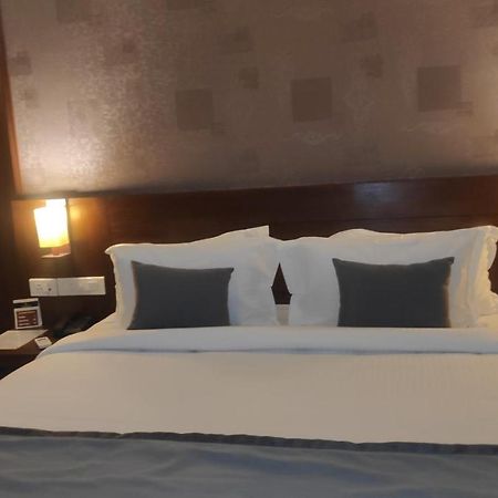 Emperor-Hotel Rachana Continental Pvt Ltd Kizhake Chālakudi 外观 照片