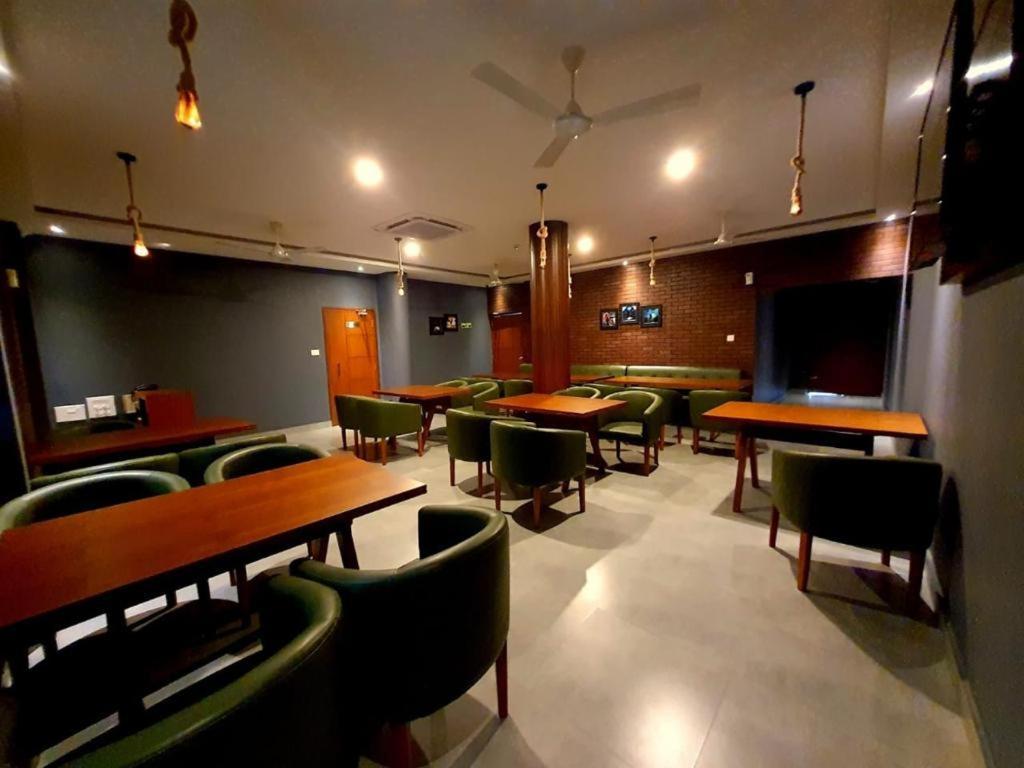 Emperor-Hotel Rachana Continental Pvt Ltd Kizhake Chālakudi 外观 照片