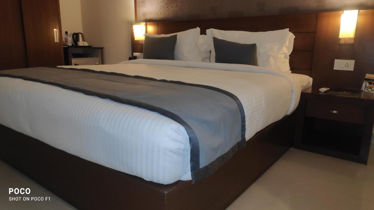 Emperor-Hotel Rachana Continental Pvt Ltd Kizhake Chālakudi 外观 照片