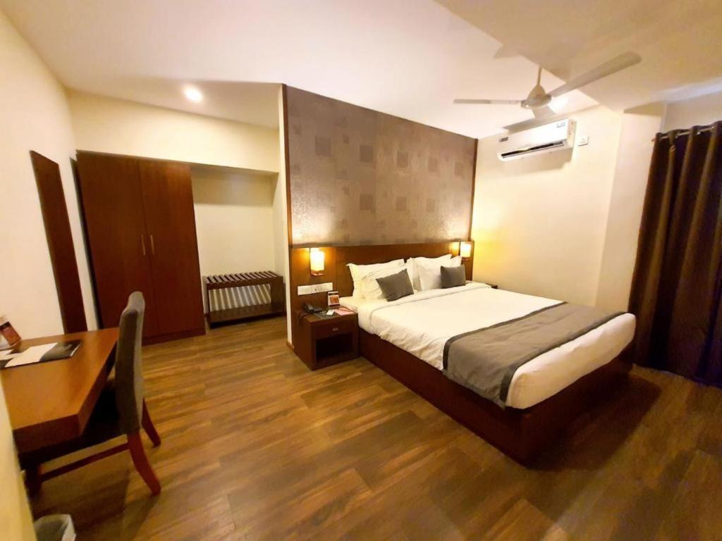 Emperor-Hotel Rachana Continental Pvt Ltd Kizhake Chālakudi 外观 照片