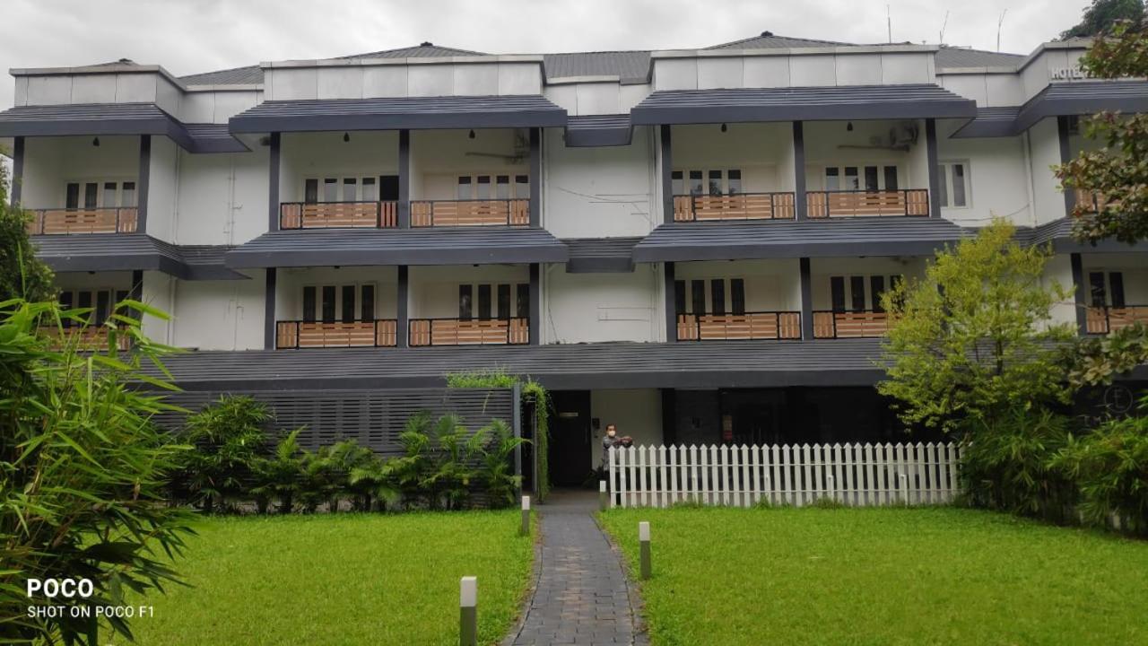 Emperor-Hotel Rachana Continental Pvt Ltd Kizhake Chālakudi 外观 照片