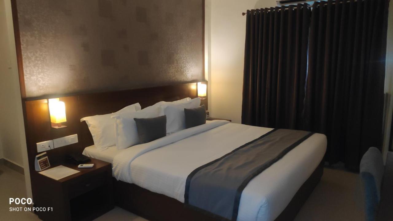 Emperor-Hotel Rachana Continental Pvt Ltd Kizhake Chālakudi 外观 照片