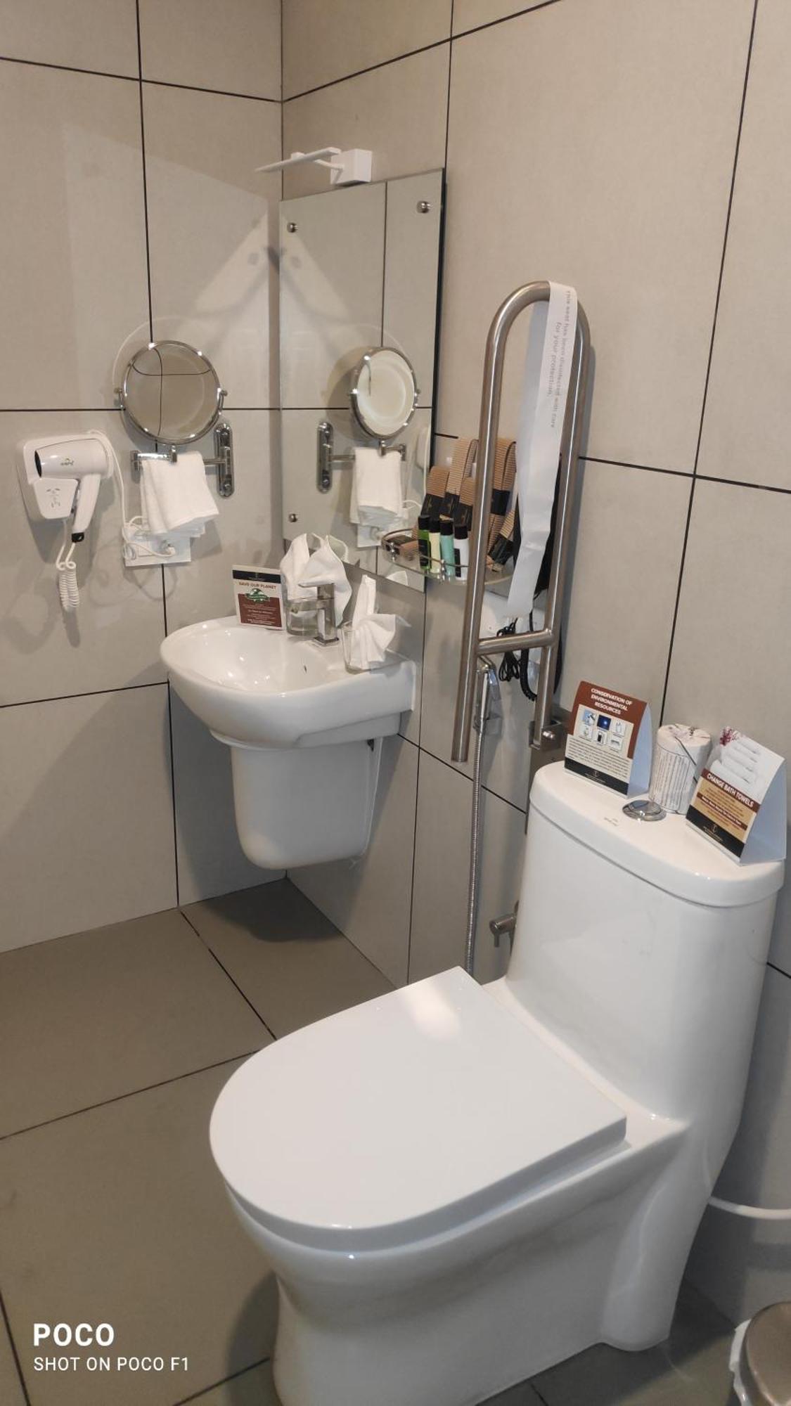 Emperor-Hotel Rachana Continental Pvt Ltd Kizhake Chālakudi 外观 照片